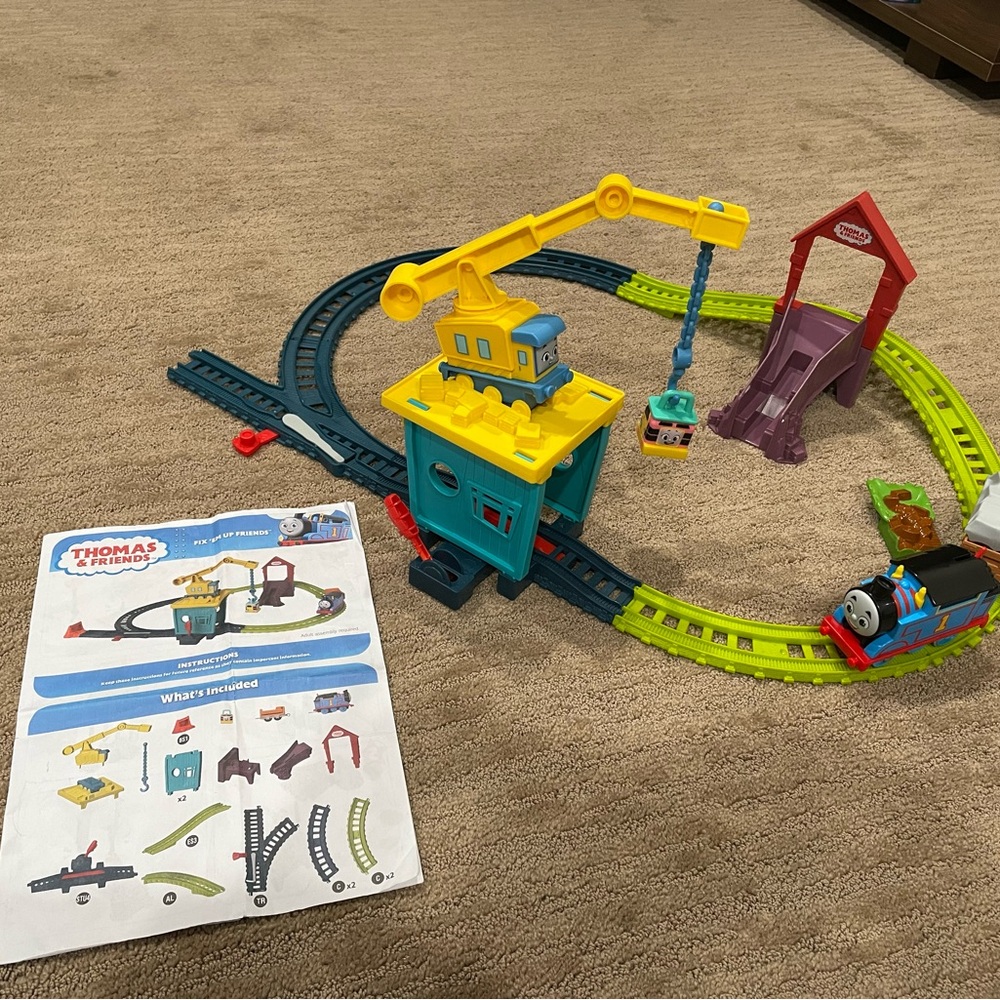 4 Thomas & Friends motorized trains + Track Set “Fix ‘em Up Friends”